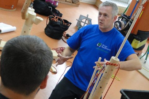Freeworker-Mitarbeiter bildet sich im Rigging weiter