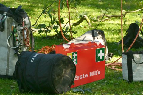 Wundversorgung und Blutstillung bei Unfällen im Baum
