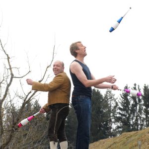 Two Personen juggling